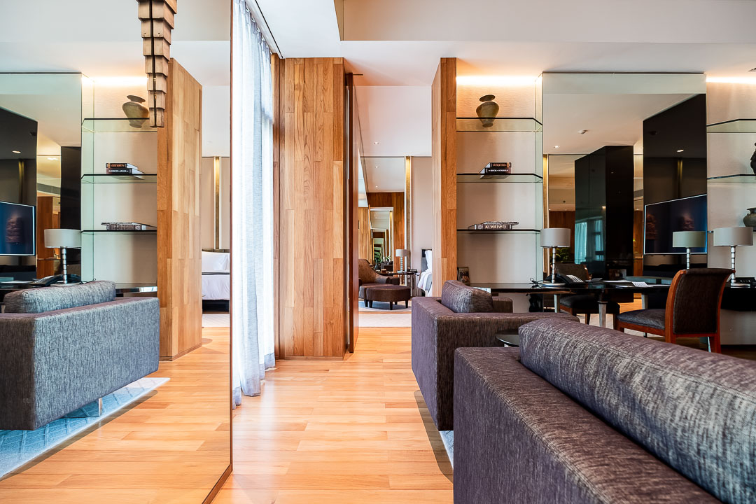 https://hungryformore.be/app/uploads/2024/12/sukhothai-bangkok-suite-living-room.jpg