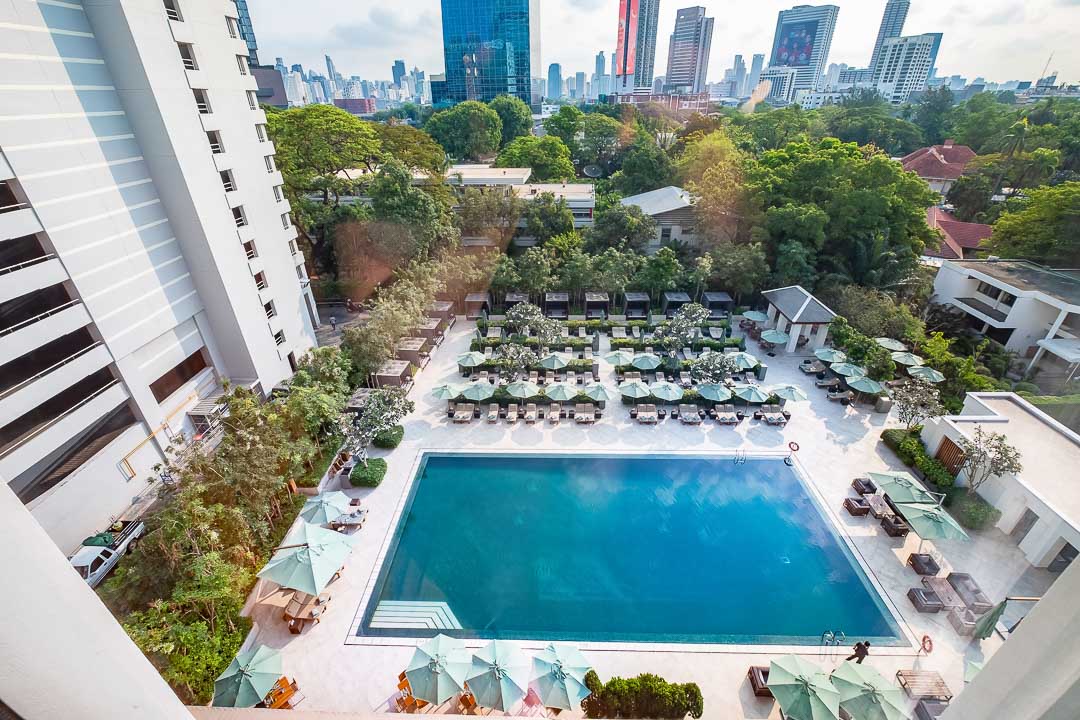 https://hungryformore.be/app/uploads/2024/12/sukhothai-bangkok-swimming-pool-seen-from-above.jpg