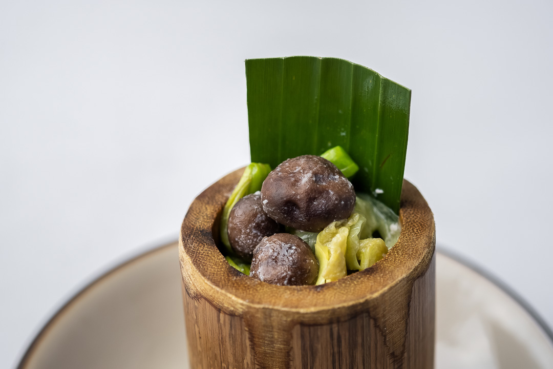 https://hungryformore.be/app/uploads/2024/12/sukhothai-bangkok-thai-dessert-in-a-wooden-cup.jpg