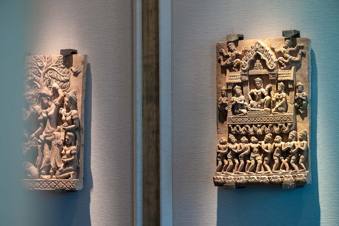 https://hungryformore.be/app/uploads/2024/12/sukhothai-bangkok-thai-stone-reliefs-on-the-wall.jpg