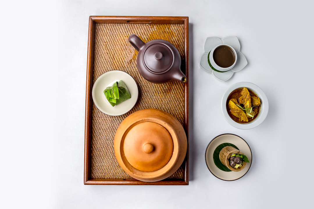 https://hungryformore.be/app/uploads/2024/12/sukhothai-bangkok-thai-tea-set-on-a-tray.jpg