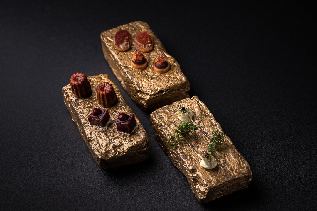 https://hungryformore.be/app/uploads/2025/01/pastorale-rumst-bites-on-wooden-slabs.jpg