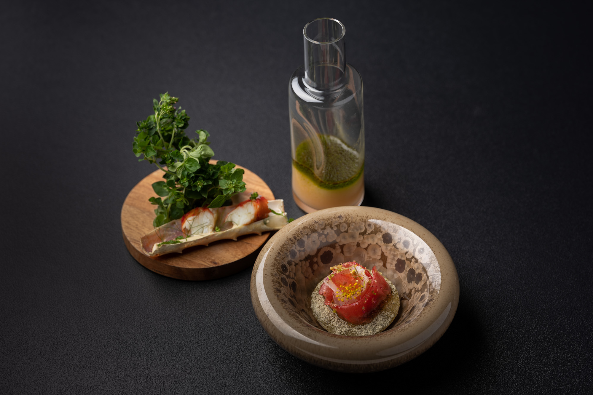 https://hungryformore.be/app/uploads/2025/01/pastorale-rumst-bites-with-a-bottle-of-oil.jpg