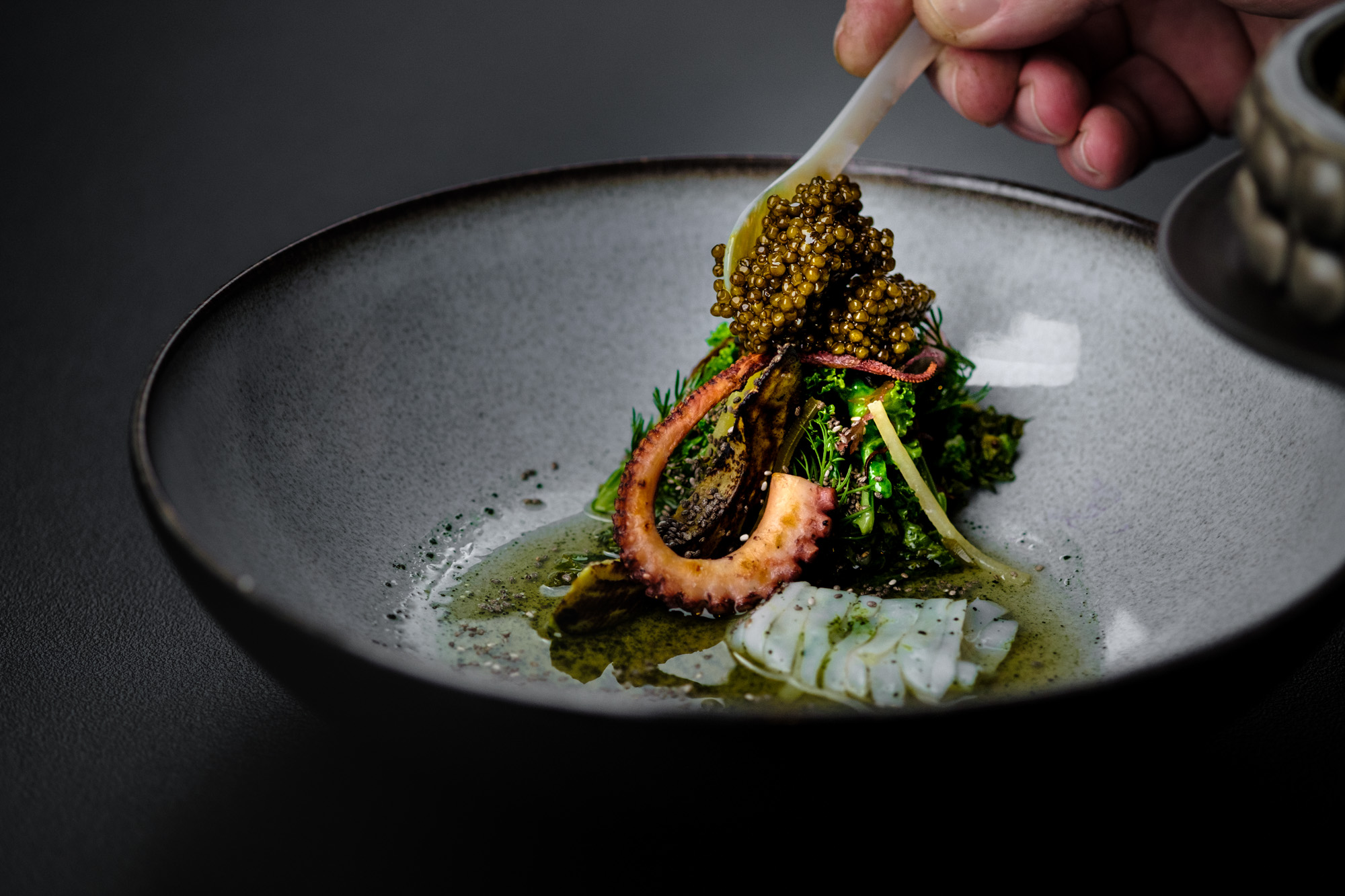 https://hungryformore.be/app/uploads/2025/01/pastorale-rumst-dish-being-finished-by-hand.jpg
