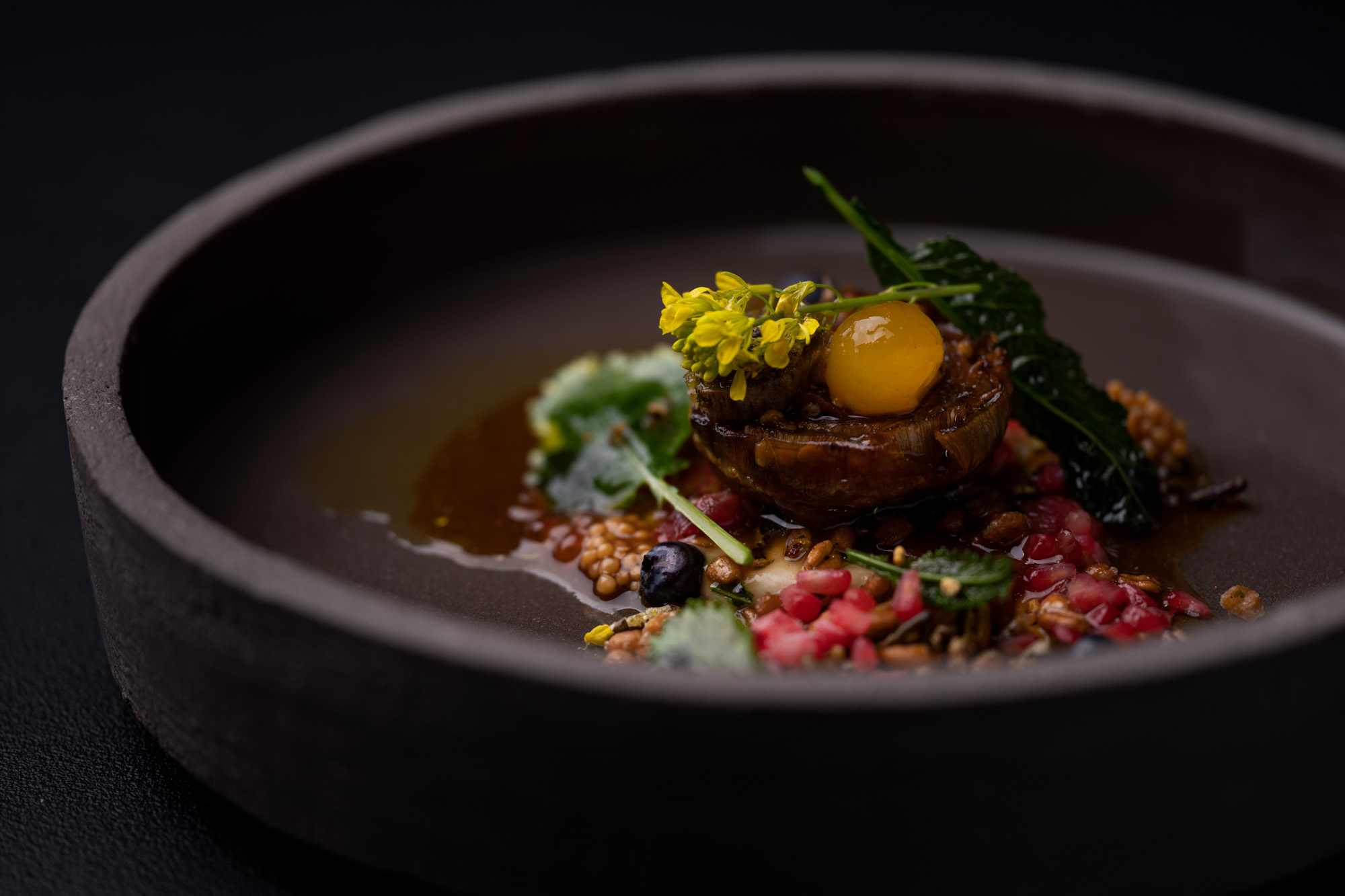 https://hungryformore.be/app/uploads/2025/01/pastorale-rumst-dish-with-egg-yolk-and-herbs-in-a-dark-bowl.jpg
