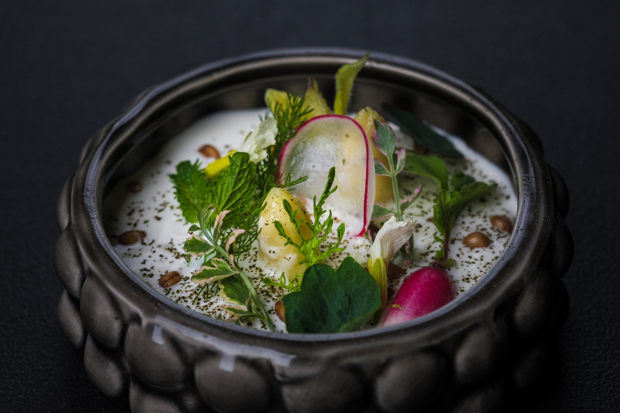 https://hungryformore.be/app/uploads/2025/01/pastorale-rumst-dish-with-herbs-and-flowers-in-a-bowl.jpg