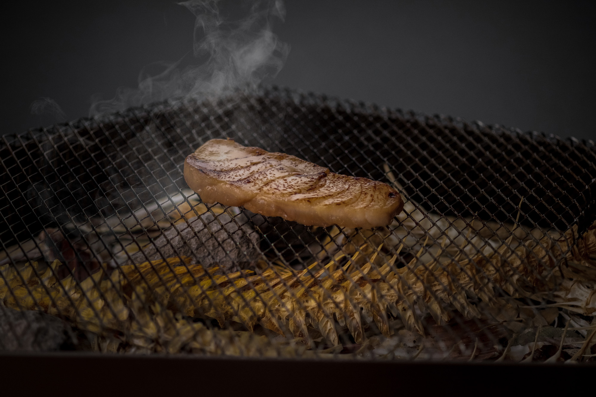 https://hungryformore.be/app/uploads/2025/01/pastorale-rumst-fish-smoking-on-a-grill.jpg