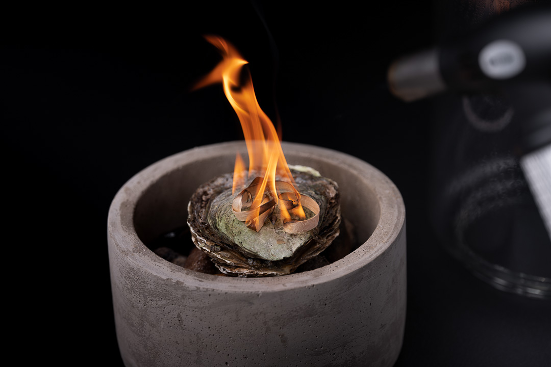 https://hungryformore.be/app/uploads/2025/01/pastorale-rumst-flaming-dish-in-a-stone-bowl.jpg