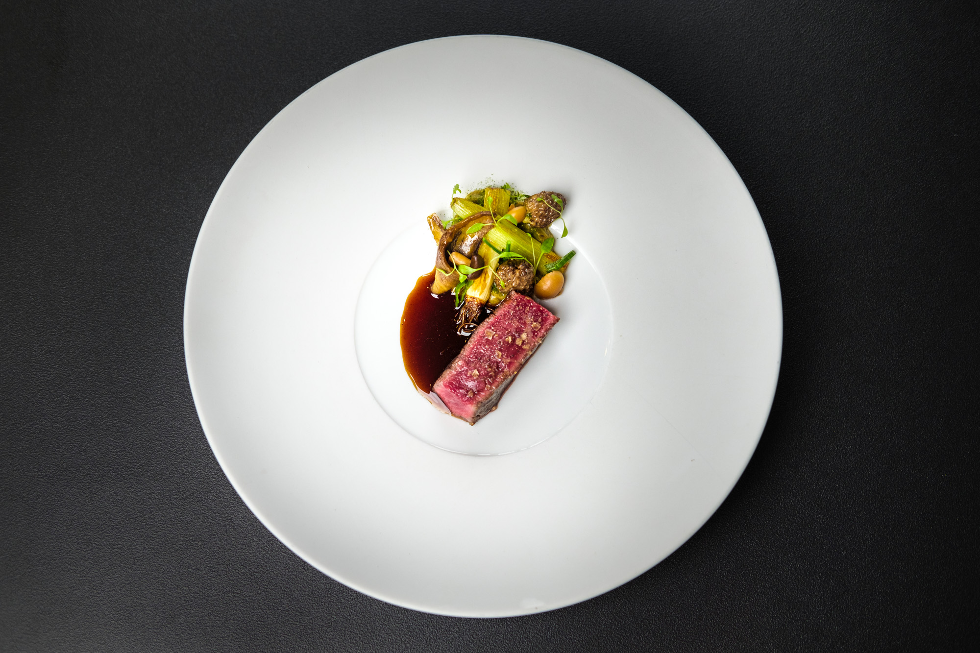 https://hungryformore.be/app/uploads/2025/01/pastorale-rumst-meat-dish-on-a-white-plate.jpg