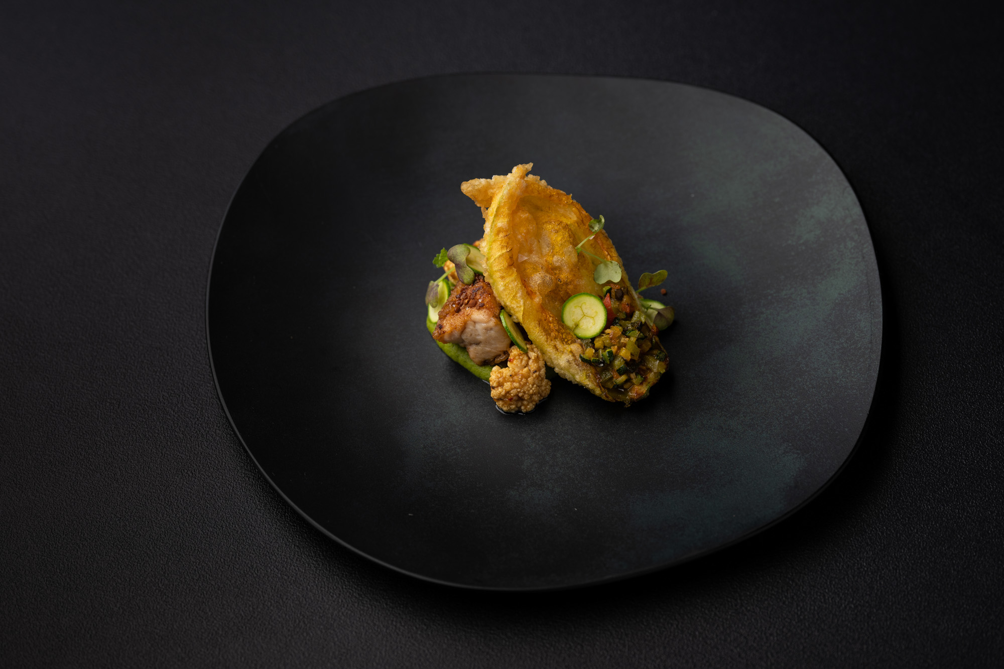 https://hungryformore.be/app/uploads/2025/01/pastorale-rumst-orange-dish-on-a-black-plate.jpg
