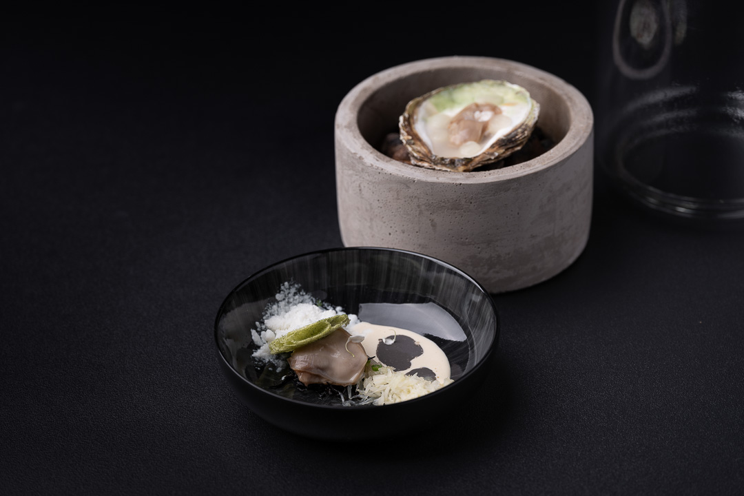 https://hungryformore.be/app/uploads/2025/01/pastorale-rumst-oyster-dish-in-a-stone-bowl.jpg