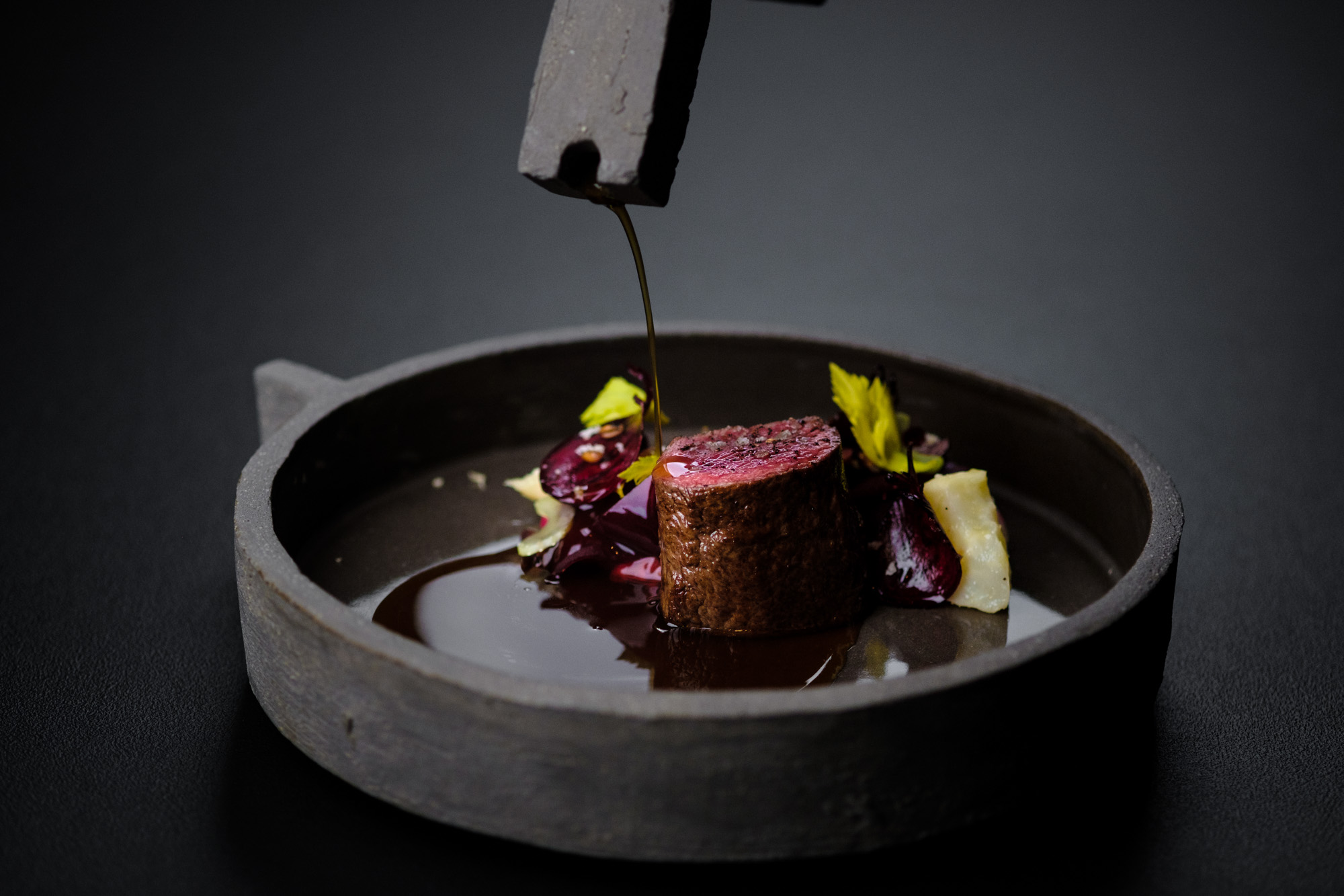 https://hungryformore.be/app/uploads/2025/01/pastorale-rumst-sauce-being-poured-over-a-meat-dish.jpg