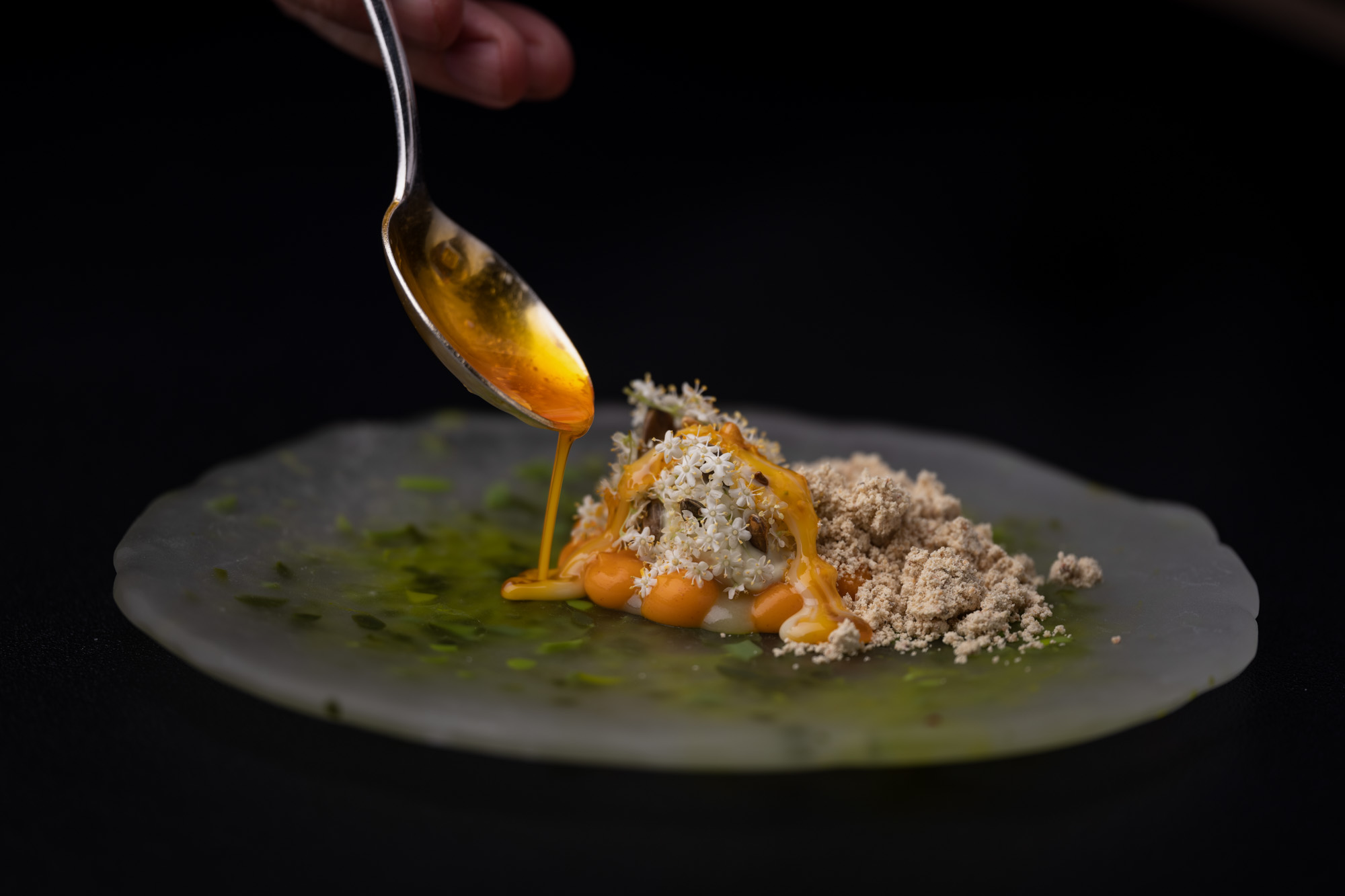 https://hungryformore.be/app/uploads/2025/01/pastorale-rumst-sauce-being-spooned-over-a-dish.jpg