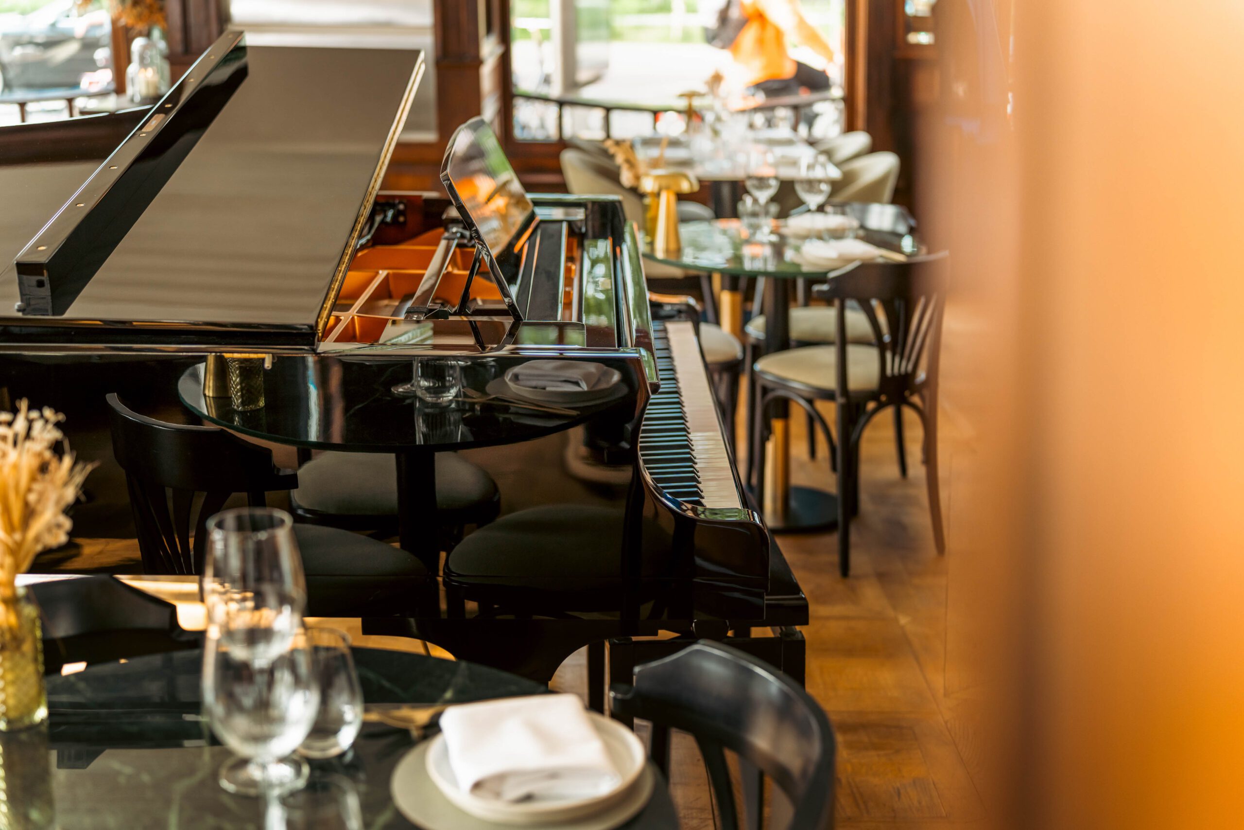 https://hungryformore.be/app/uploads/2025/10/barriq-gastrobar-antwerp-interior-grand-piano-scaled.jpg