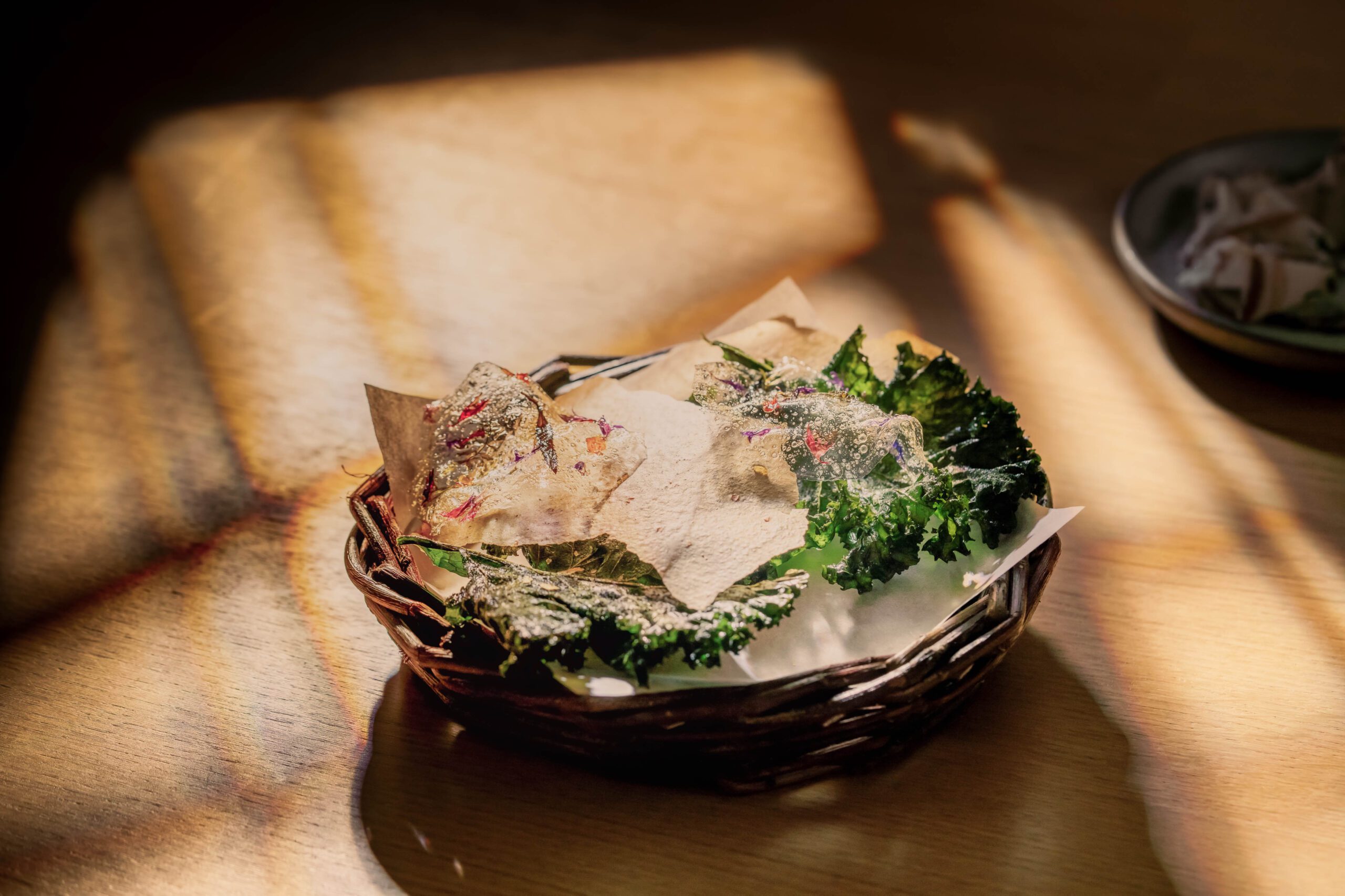 https://hungryformore.be/app/uploads/2025/10/neon-lier-appetizer-basket-scaled.jpg