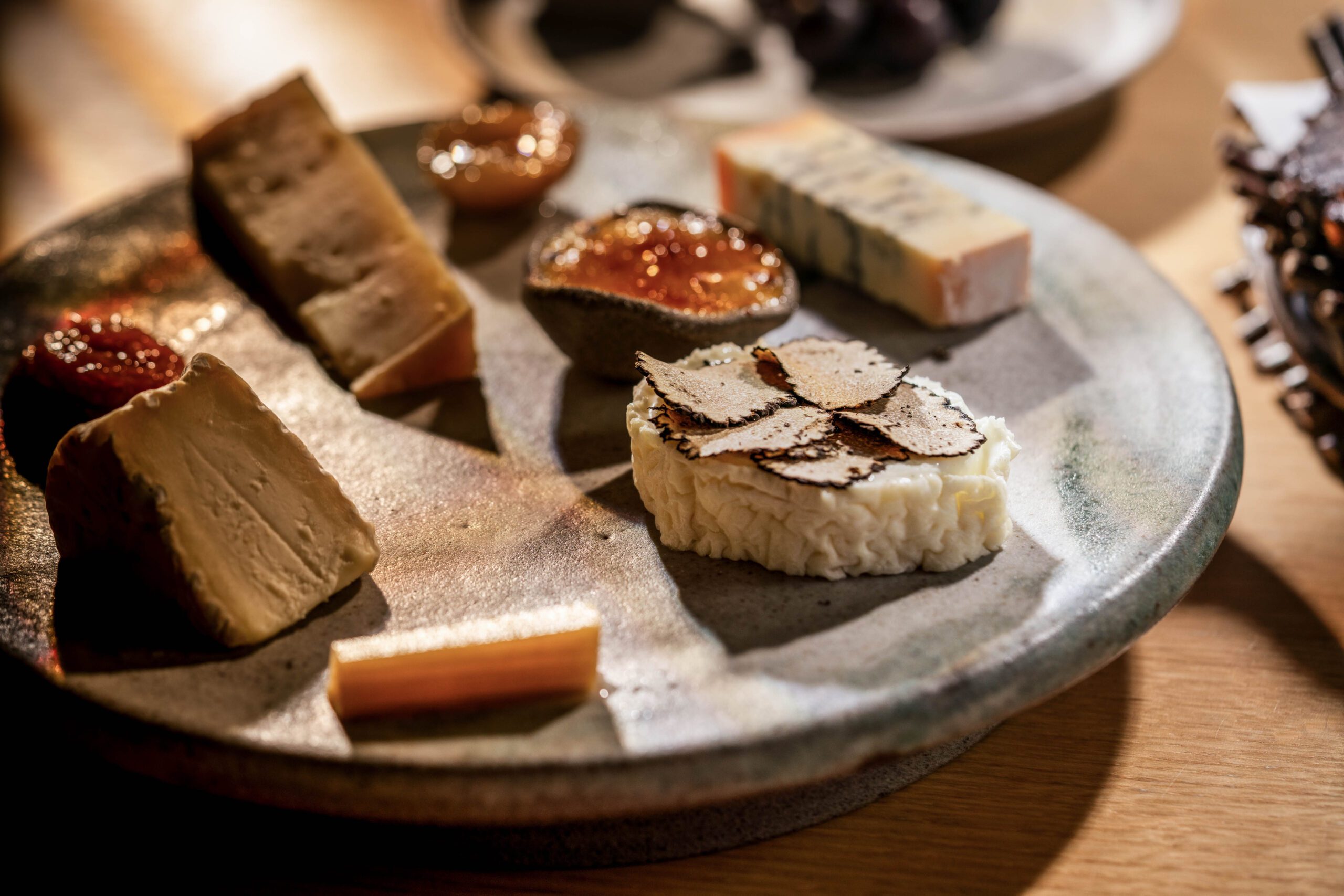 https://hungryformore.be/app/uploads/2025/10/neon-lier-cheese-plate-truffle-scaled.jpg