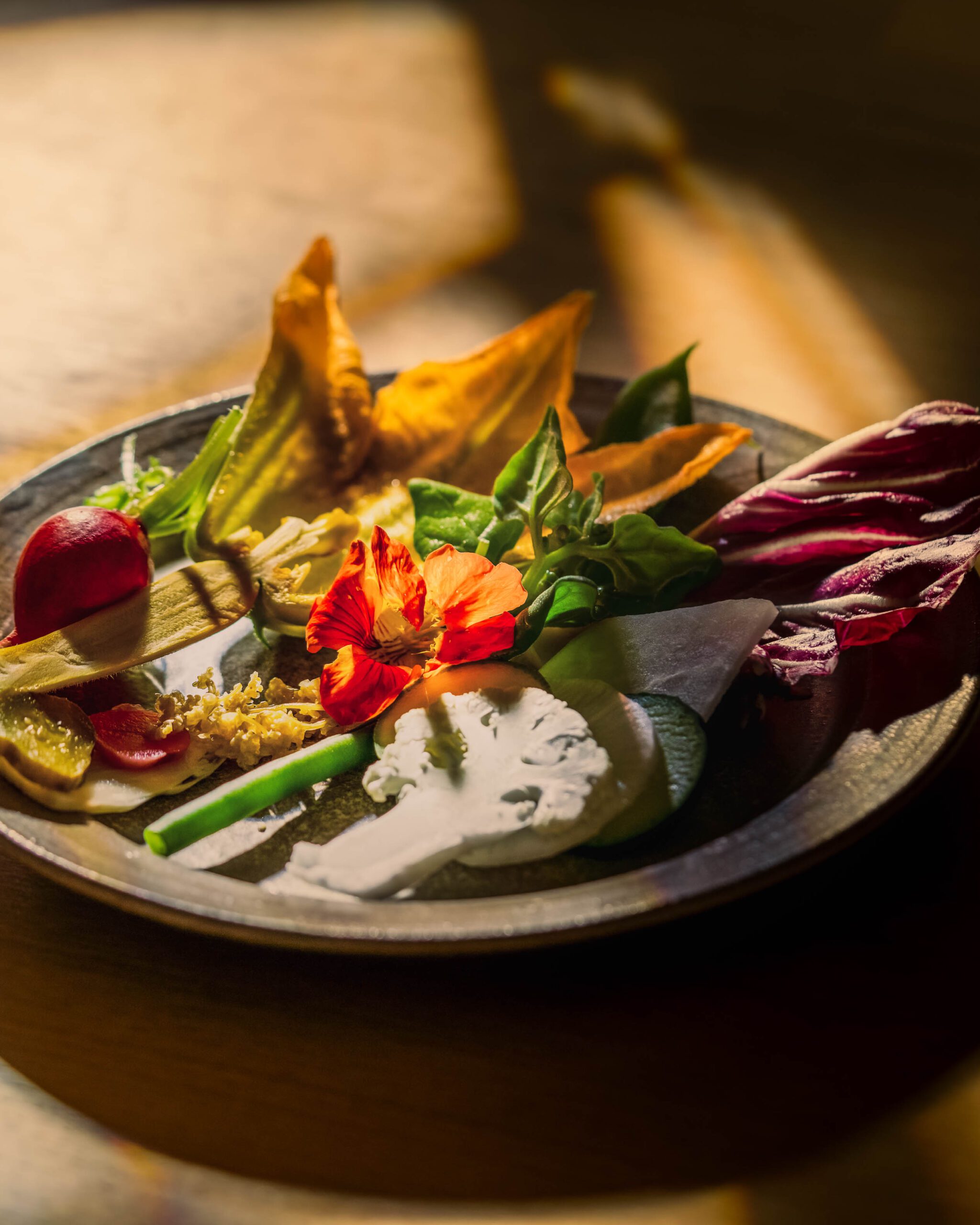https://hungryformore.be/app/uploads/2025/10/neon-lier-garden-vegetables-plate-scaled.jpg