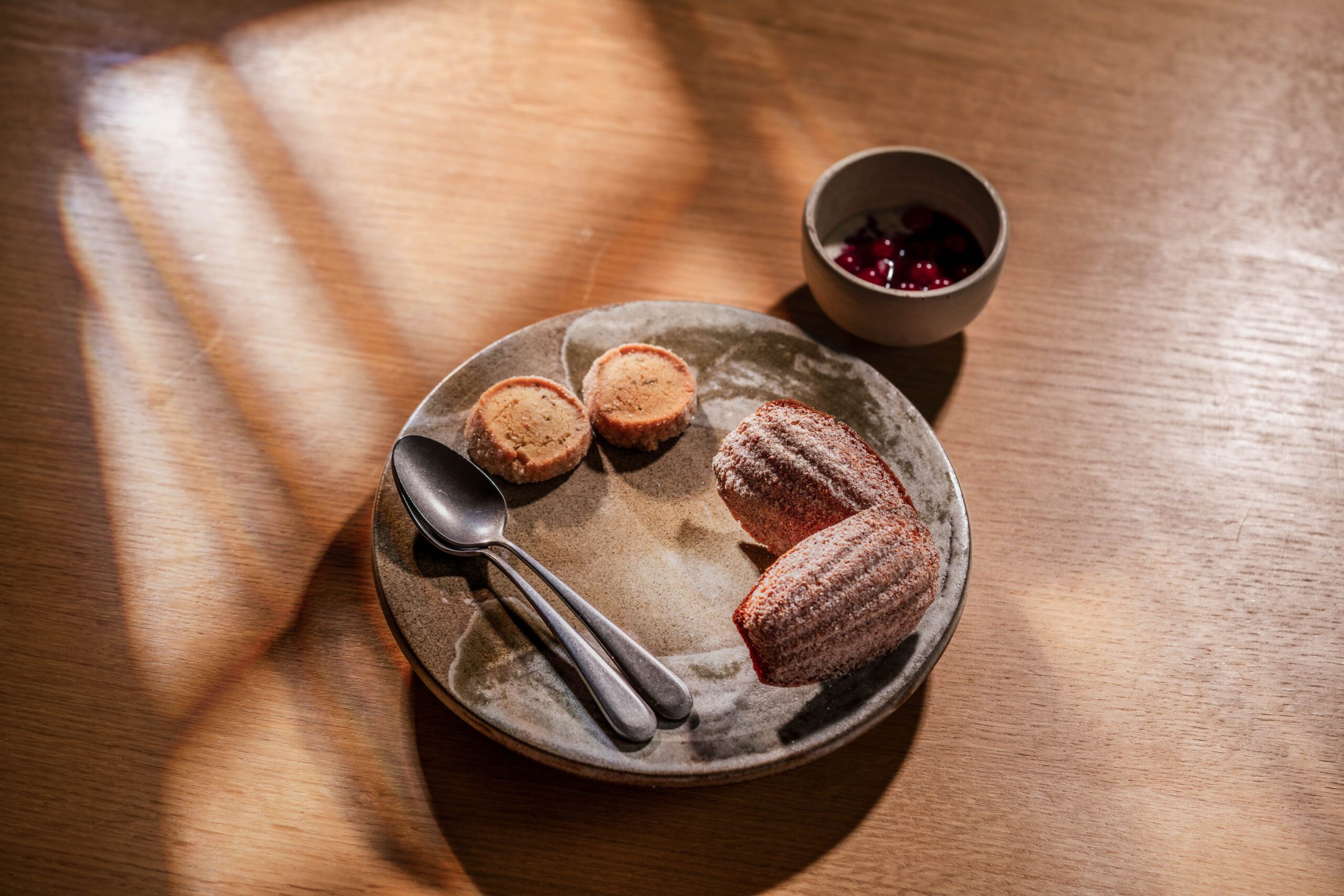 https://hungryformore.be/app/uploads/2025/10/neon-lier-madeleines-mignardises-scaled.jpg