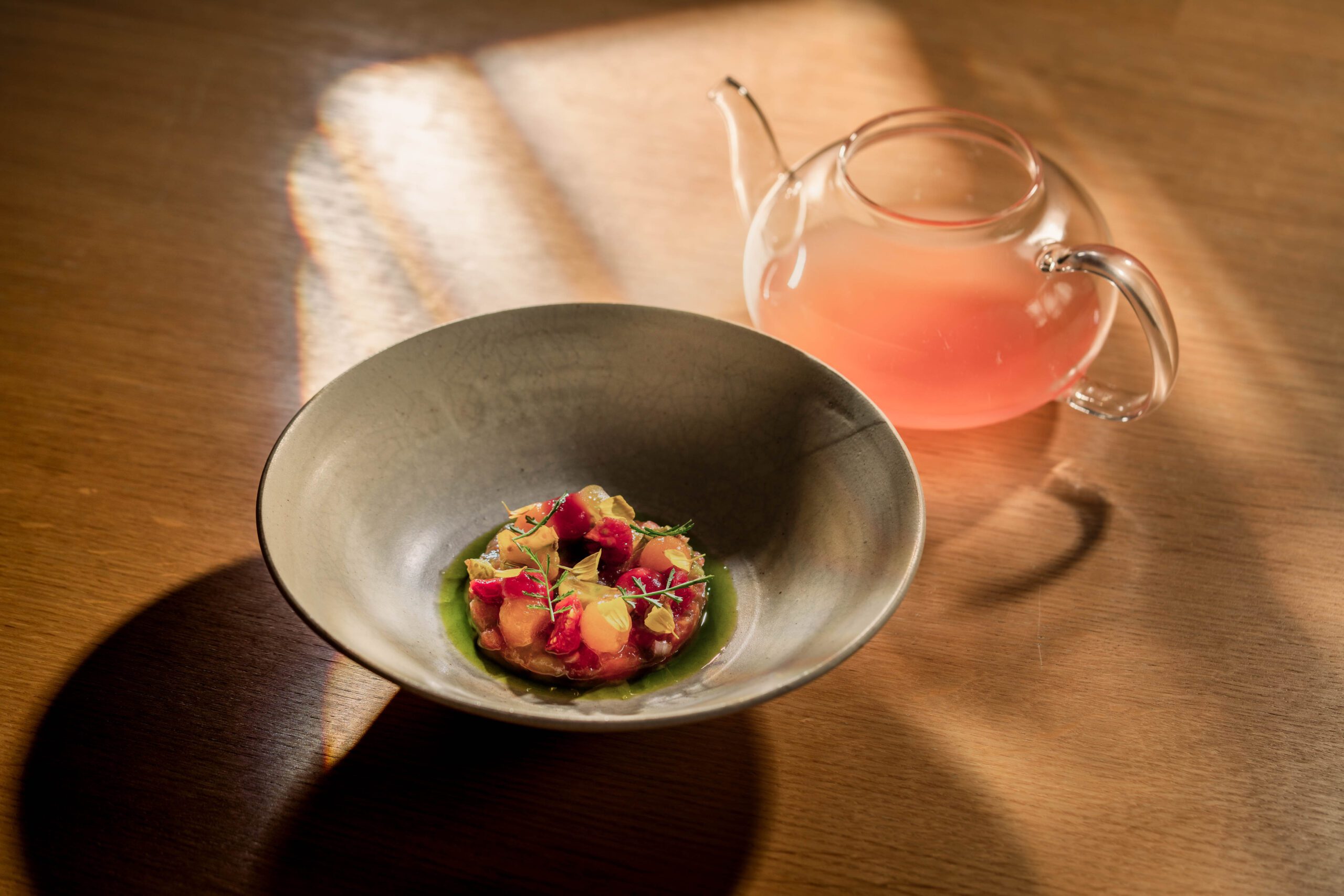 Tartare with a jug of broth at restaurant Neon in Lier