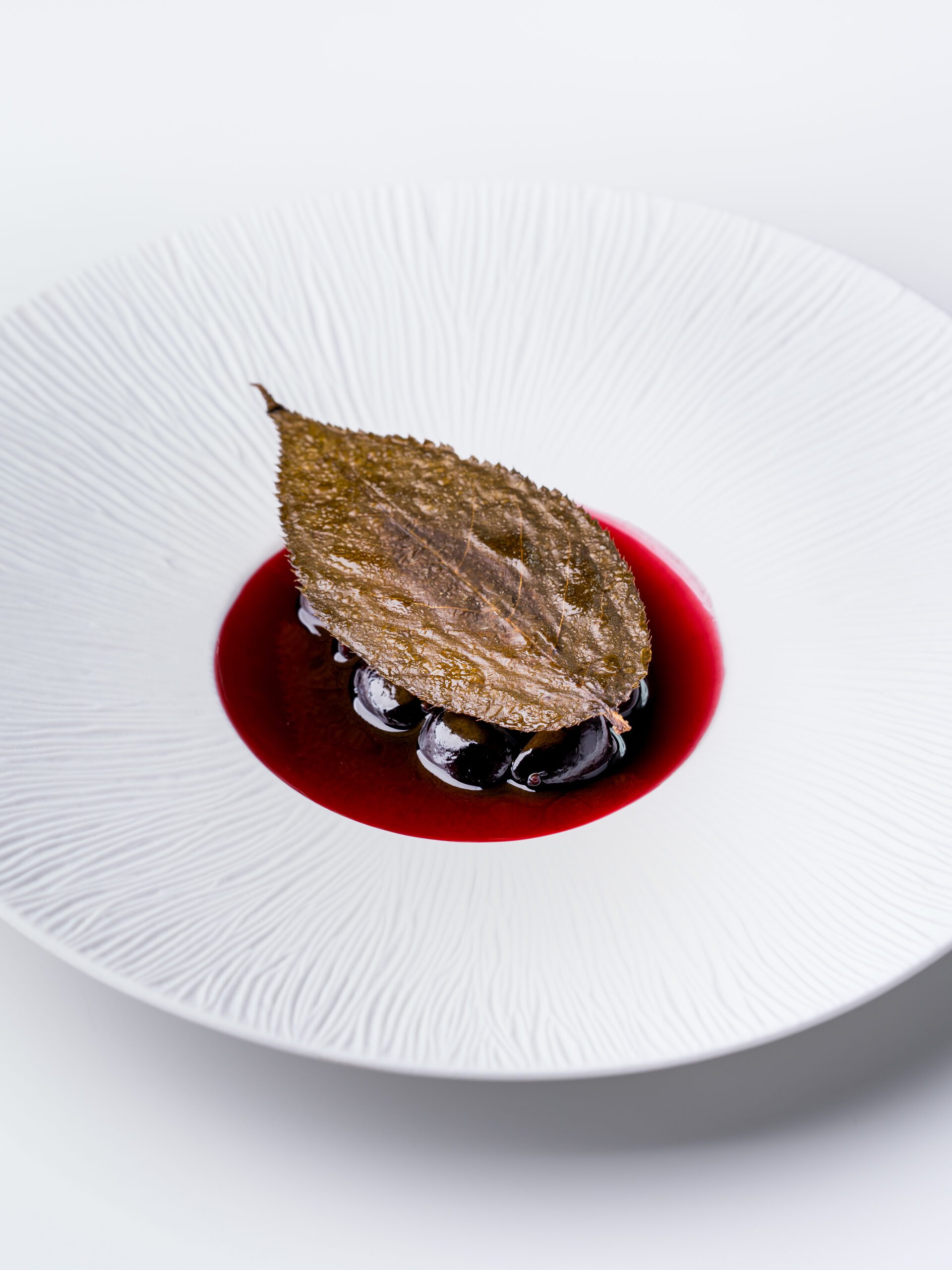 https://hungryformore.be/app/uploads/2025/10/vintage-kontich-dessert-leaf-red-sauce-scaled.jpg