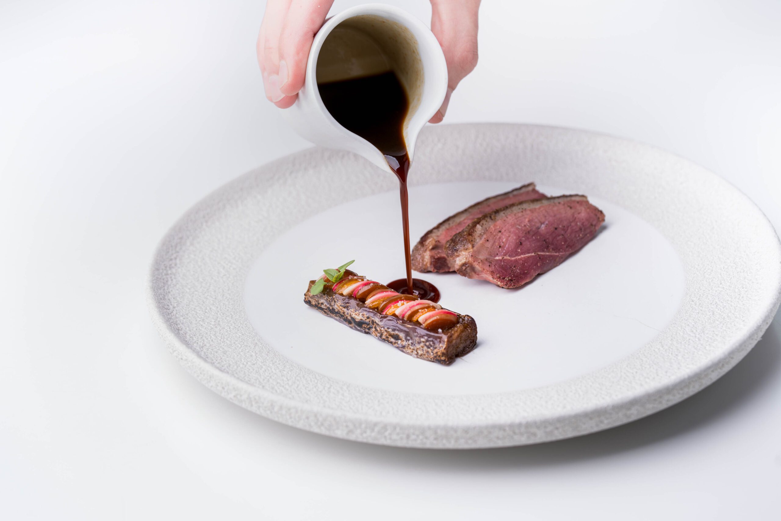 https://hungryformore.be/app/uploads/2025/10/vintage-kontich-meat-dish-jus-pour-scaled.jpg