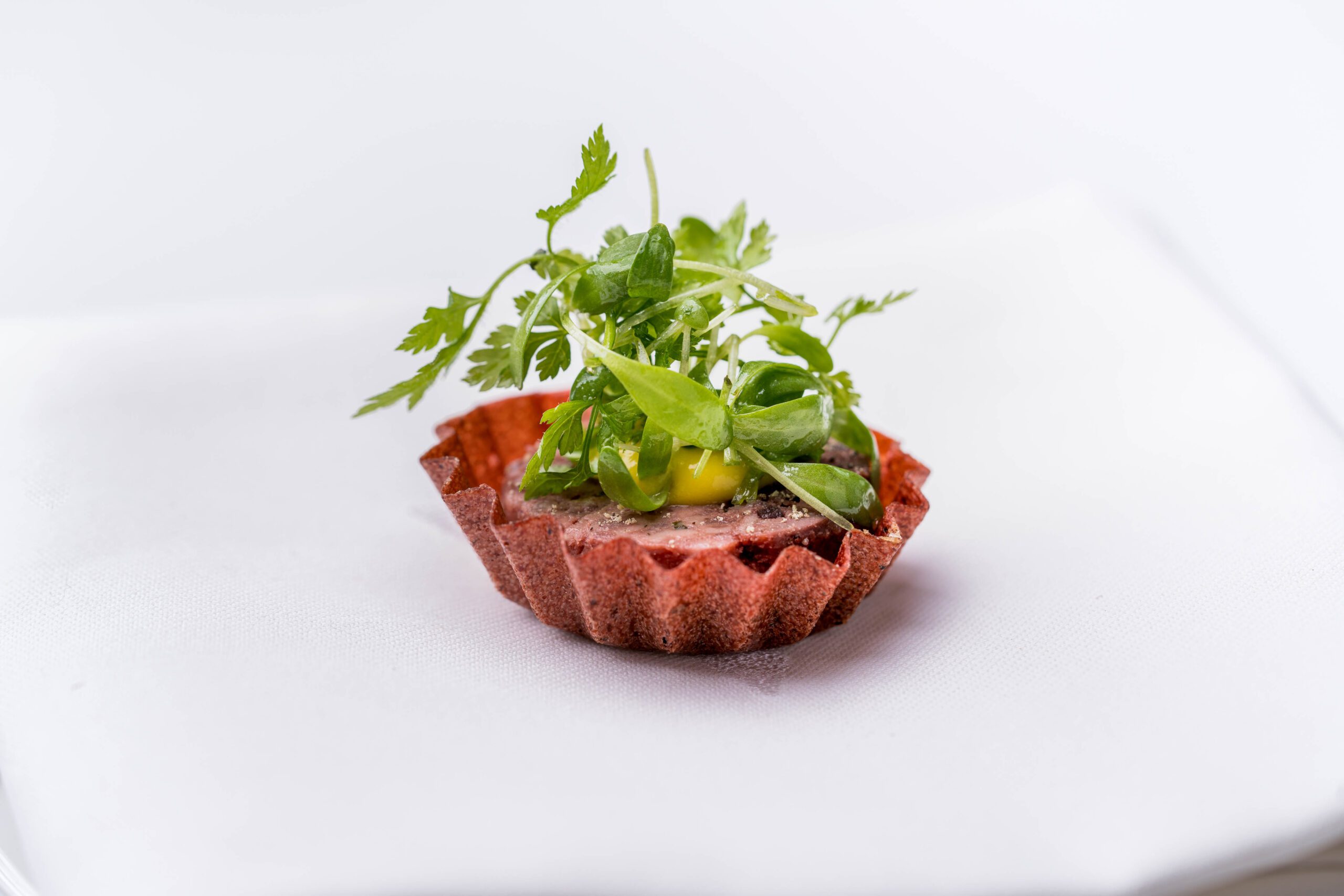 https://hungryformore.be/app/uploads/2025/10/vintage-kontich-tartlet-with-herbs-scaled.jpg