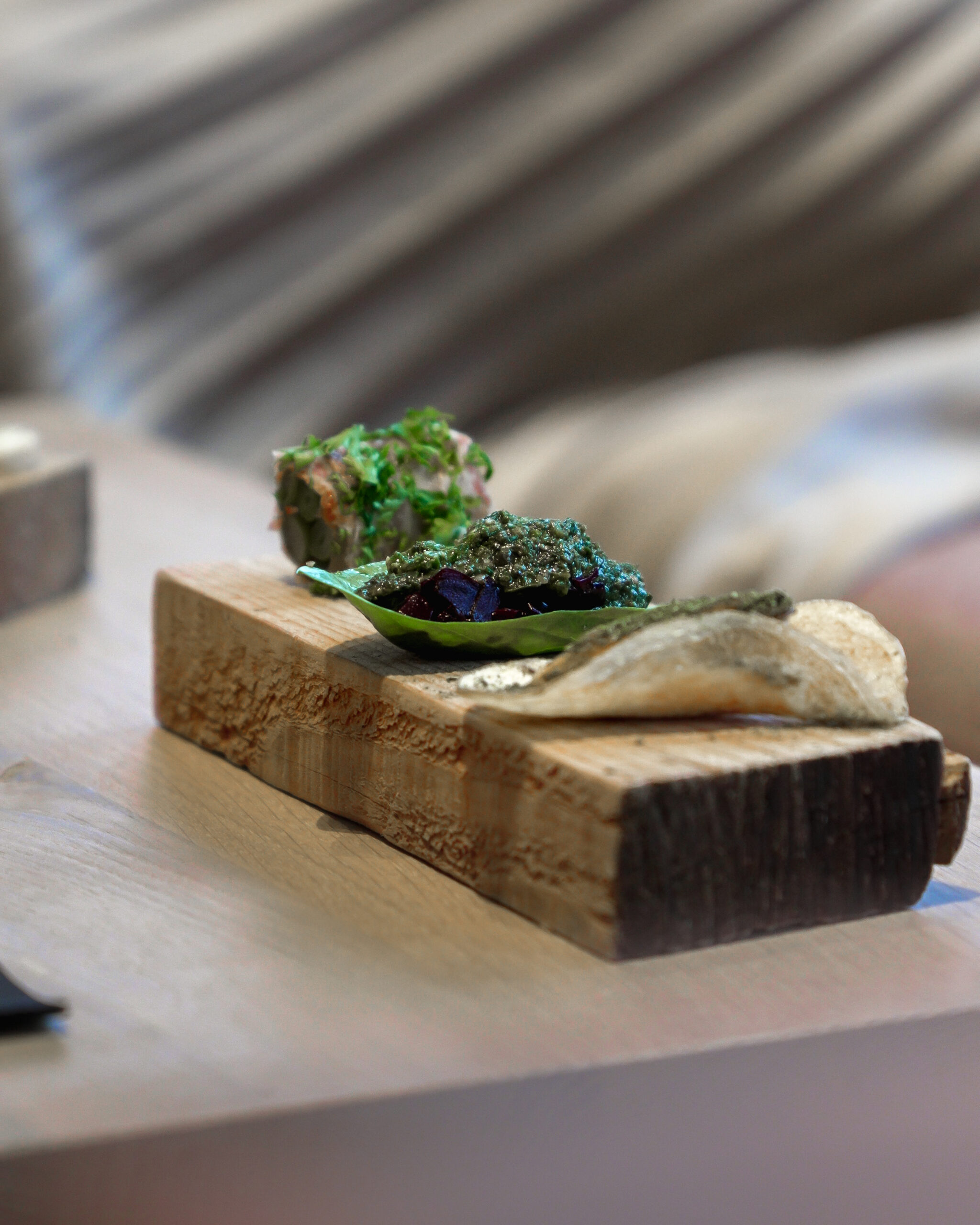 https://hungryformore.be/app/uploads/2026/09/le-relais-dorti-sainte-ode-amuse-on-wood-scaled.jpg