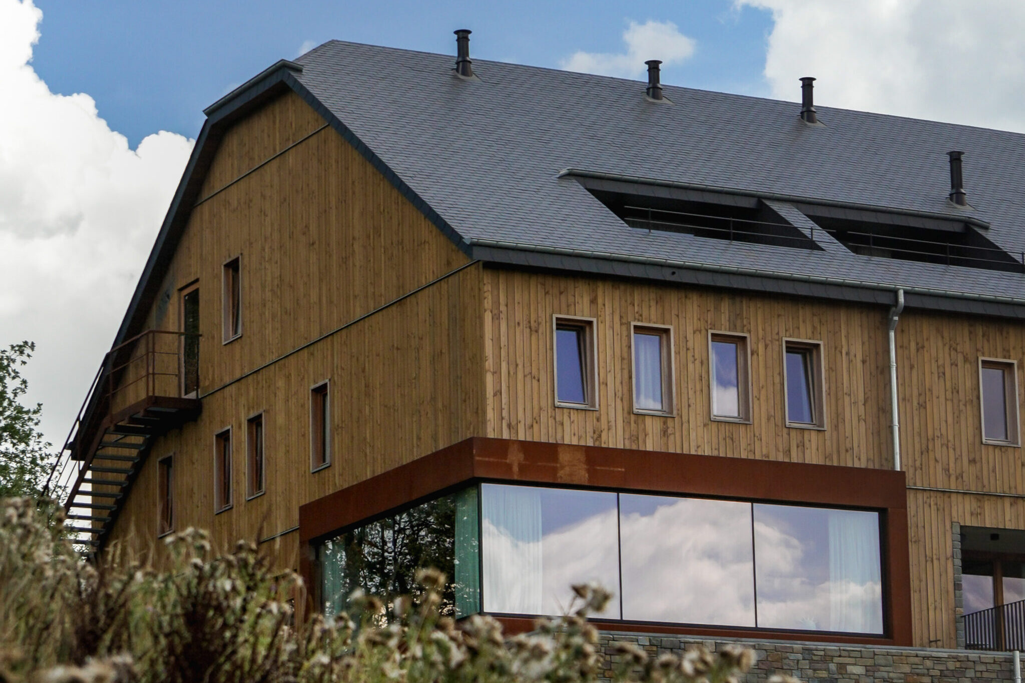 https://hungryformore.be/app/uploads/2026/09/le-relais-dorti-sainte-ode-hotel-exterior-scaled.jpg