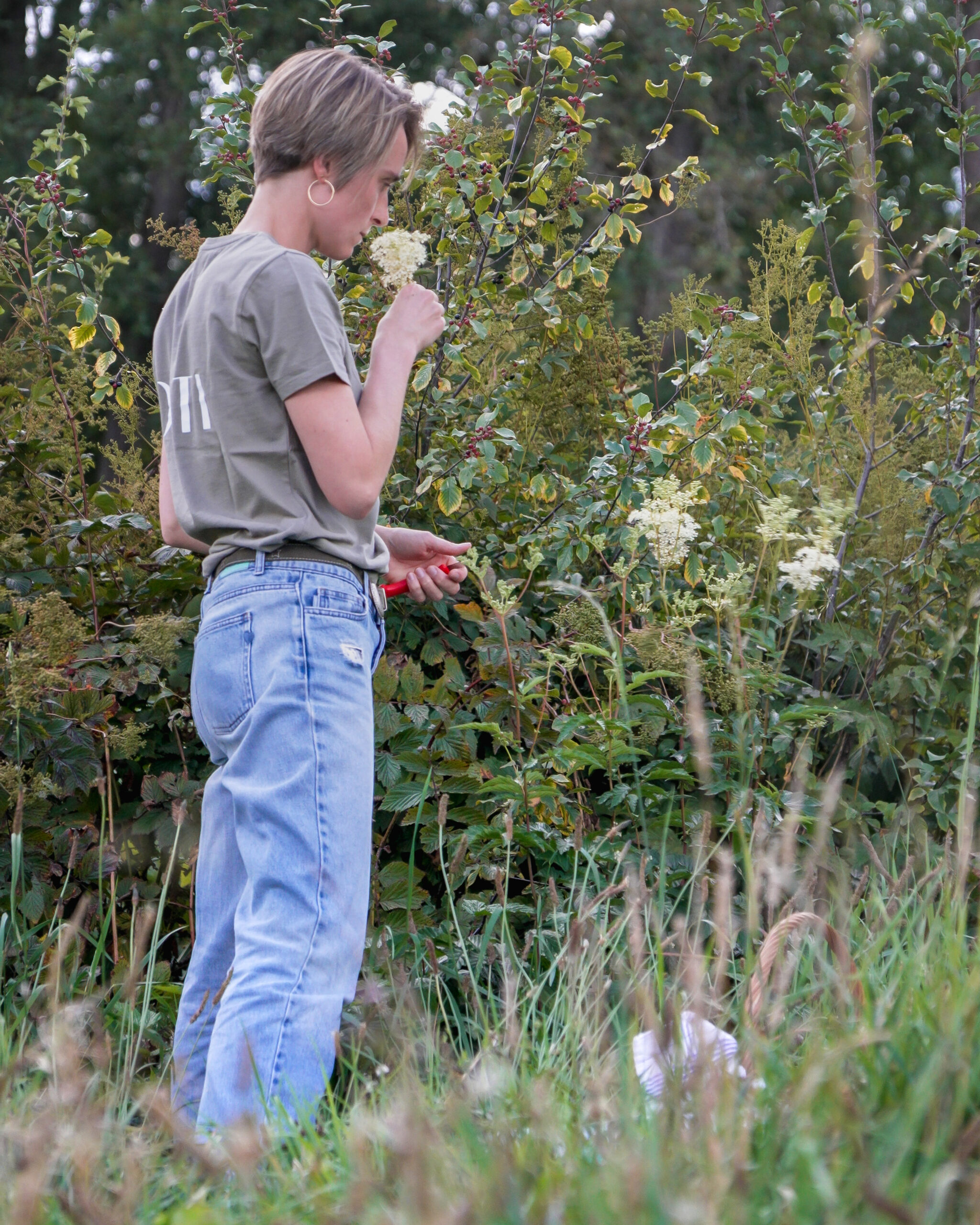 https://hungryformore.be/app/uploads/2026/09/le-relais-dorti-sainte-ode-picking-herbs-garden-scaled.jpg