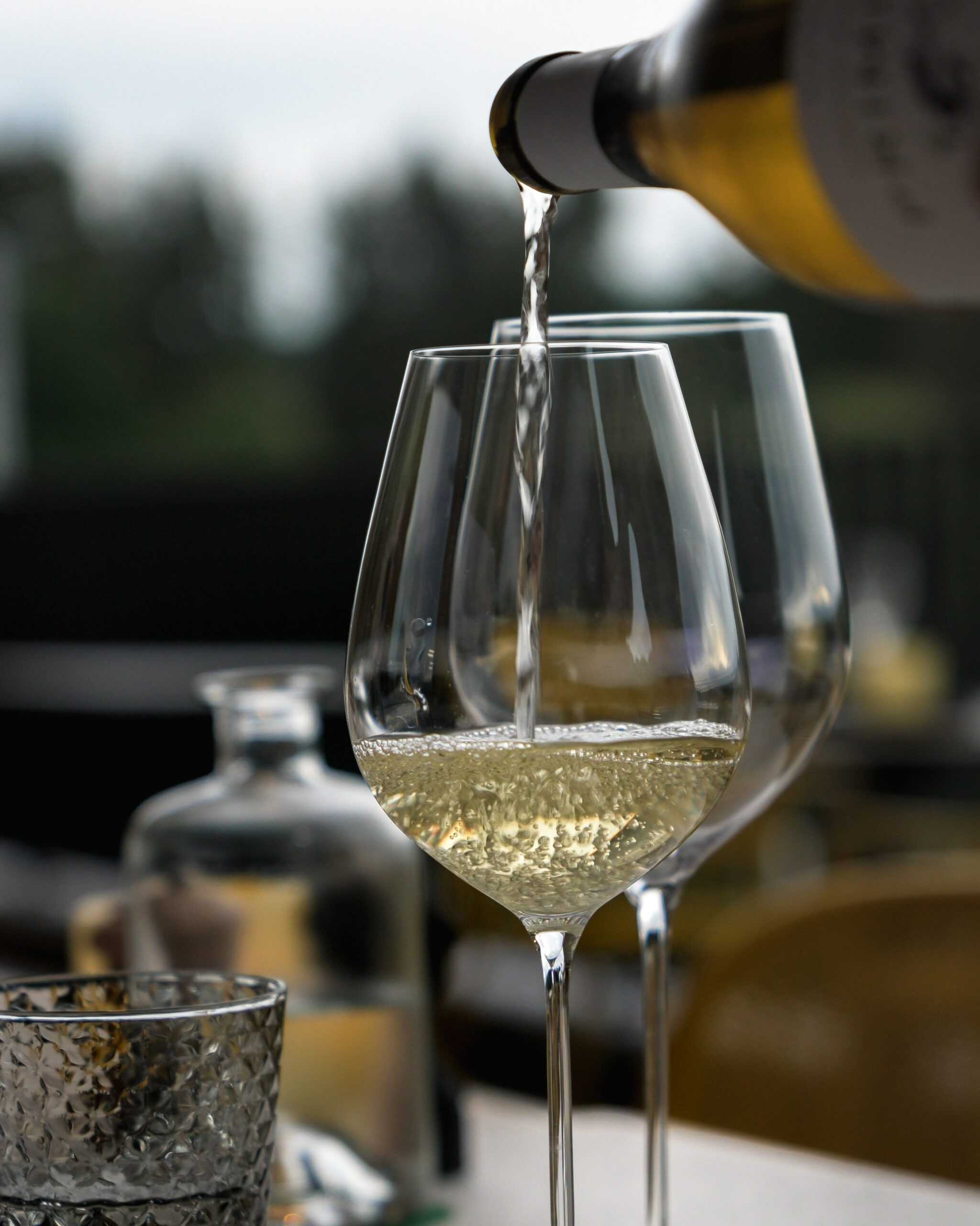 https://hungryformore.be/app/uploads/2026/09/le-relais-dorti-sainte-ode-white-wine-pour-scaled.jpg
