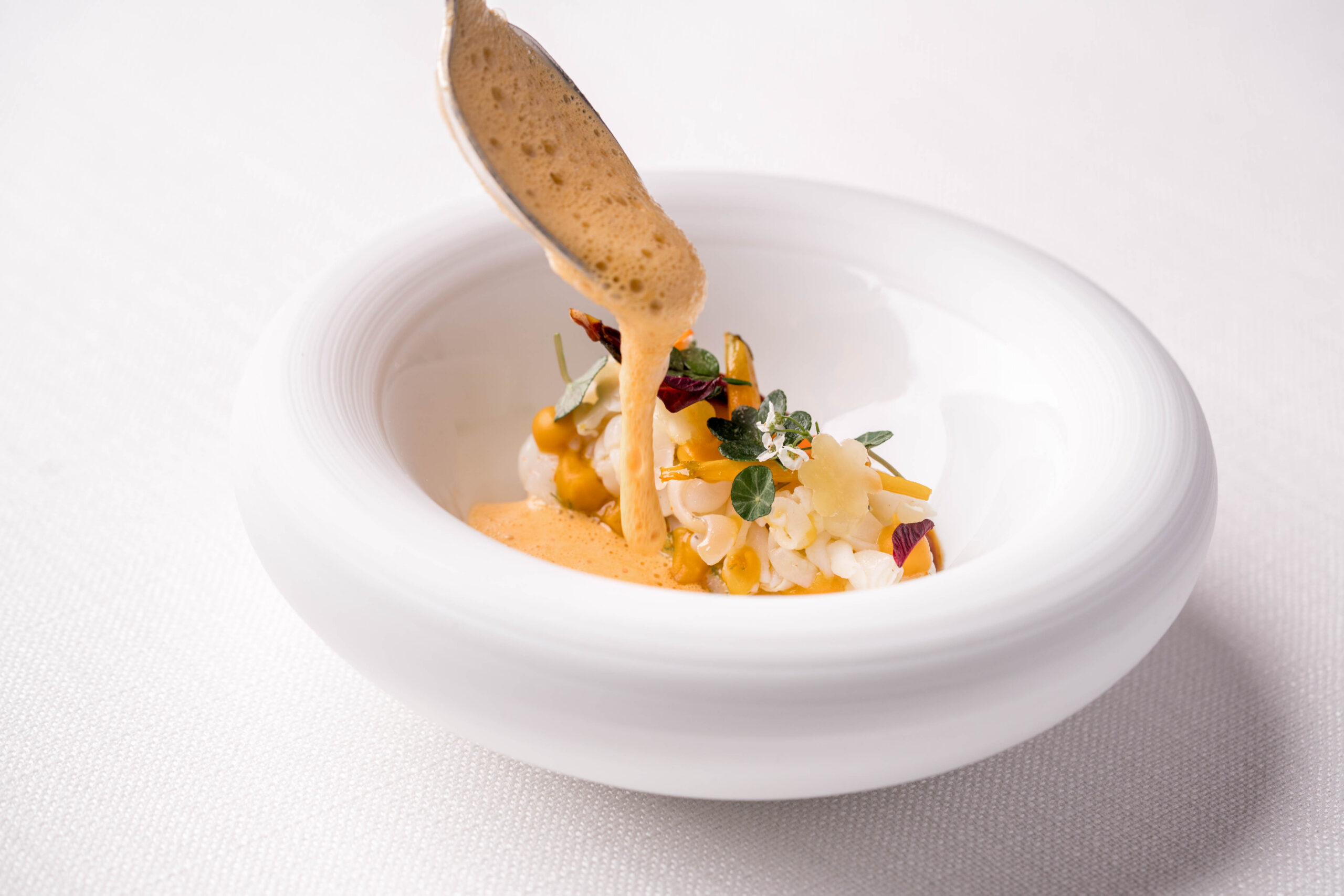 https://hungryformore.be/app/uploads/2026/09/parkheuvel-rotterdam-sauce-being-poured-scaled.jpg