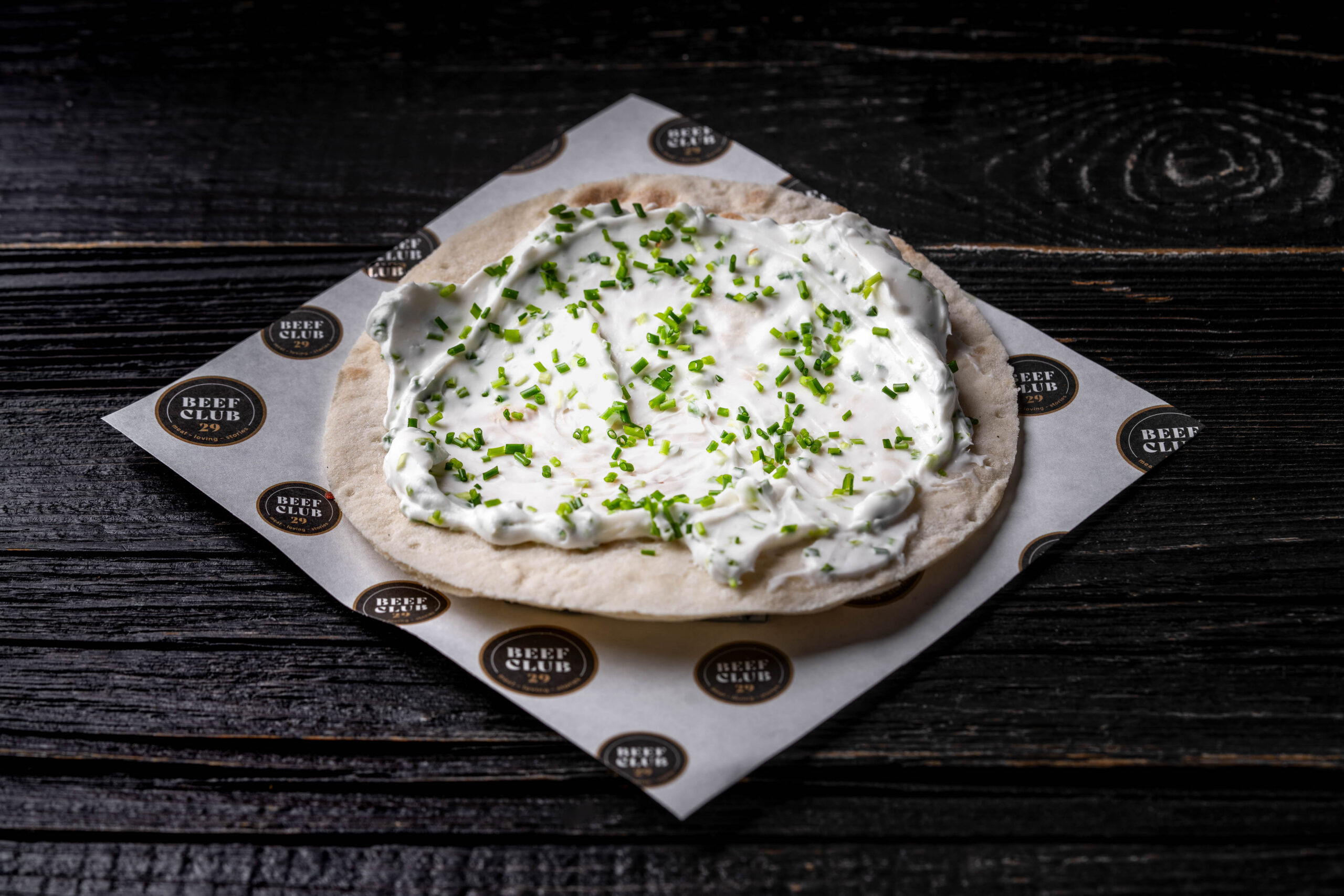 https://hungryformore.be/app/uploads/2026/10/beef-club-29-flatbread-with-herb-cream-scaled.jpg