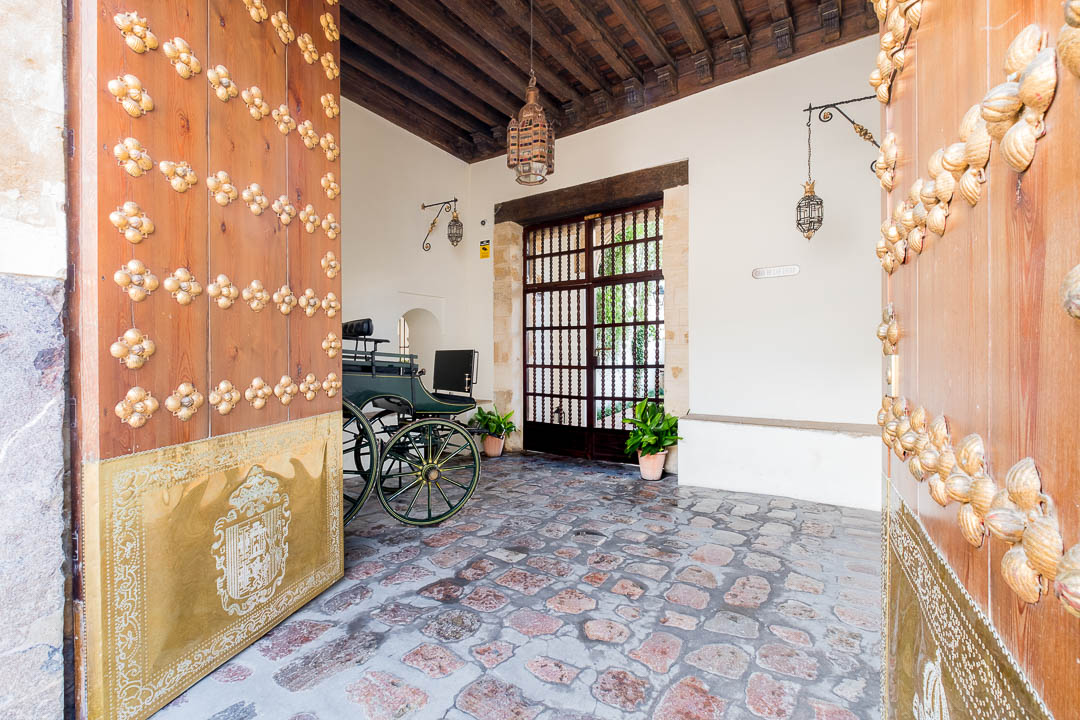 https://hungryformore.be/app/uploads/2026/10/las-casas-de-la-juderia-cordoba-entrance.jpg