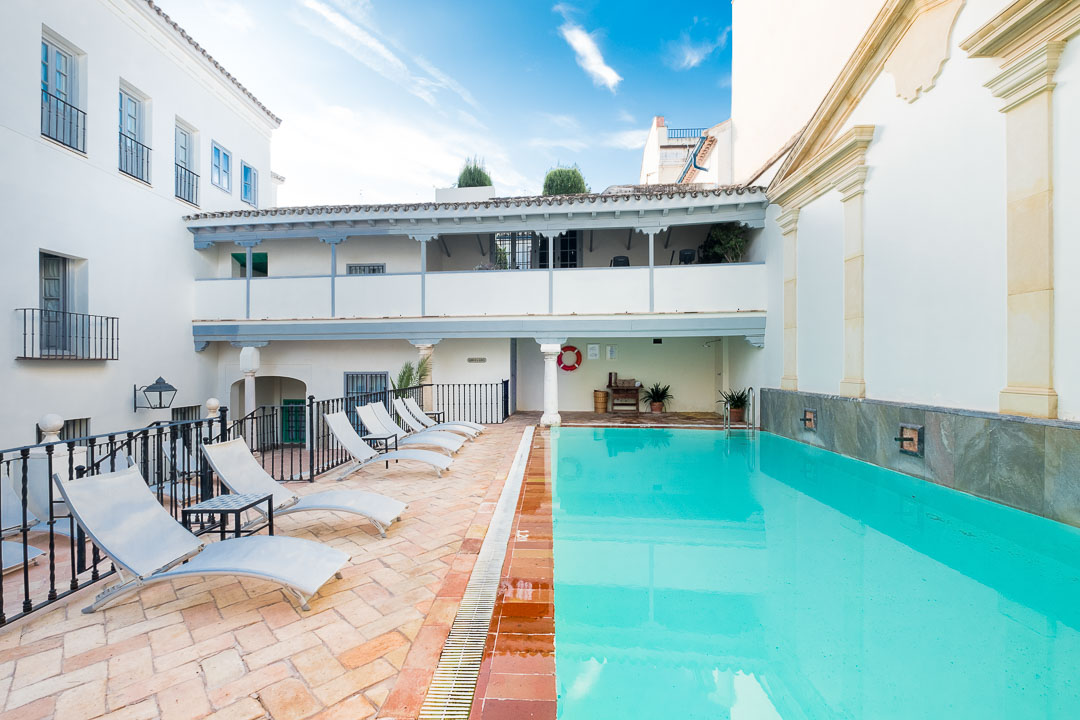 https://hungryformore.be/app/uploads/2026/10/las-casas-de-la-juderia-cordoba-pool.jpg