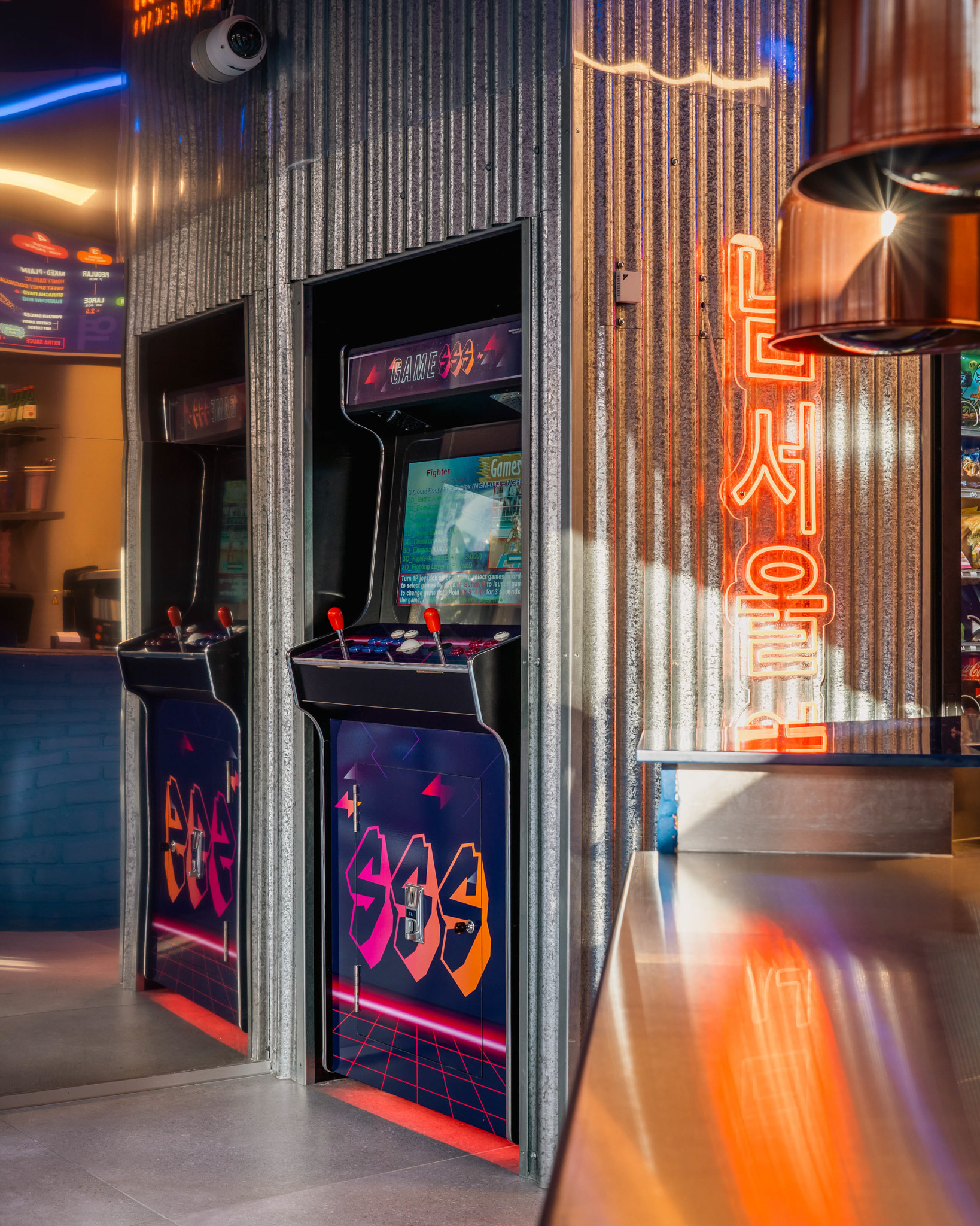 https://hungryformore.be/app/uploads/2026/10/seoul-south-station-brussels-arcade-machines-neon.jpg