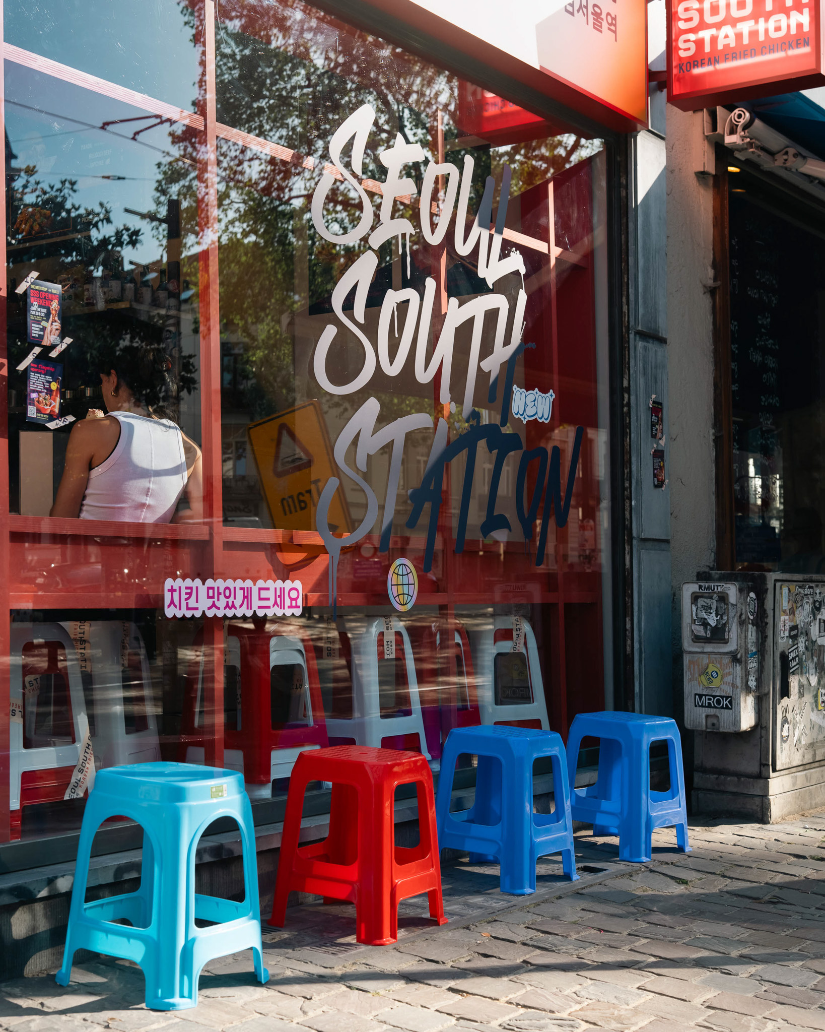 https://hungryformore.be/app/uploads/2026/10/seoul-south-station-brussels-shopfront-stools.jpg