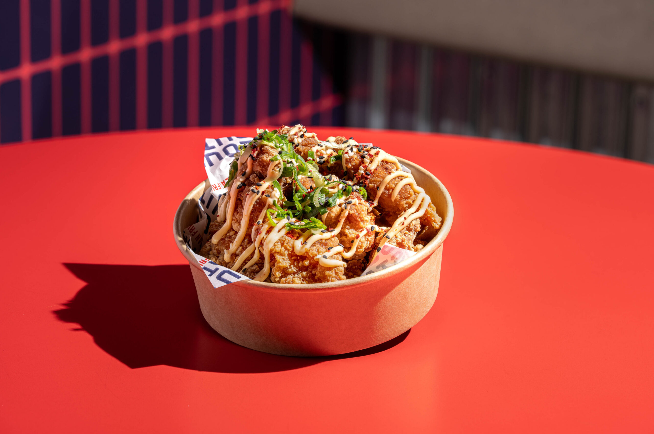 https://hungryformore.be/app/uploads/2026/10/seoul-south-station-fried-chicken-bowl-with-sauce-scaled.jpg