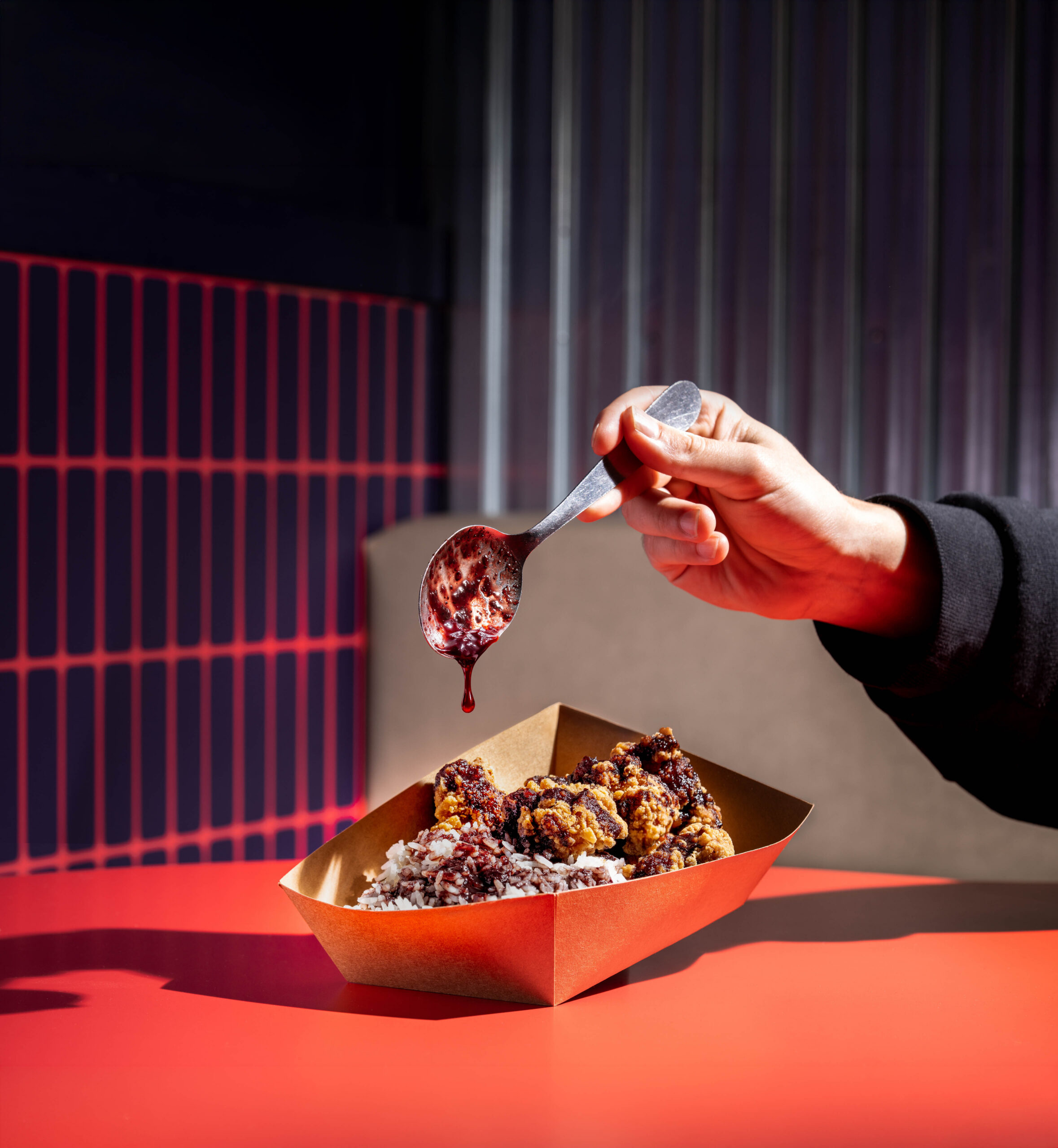 https://hungryformore.be/app/uploads/2026/10/seoul-south-station-korean-fried-chicken-sauce-pour-scaled.jpg